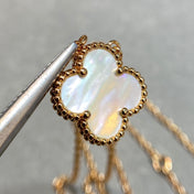 CLOVER PEDANT WHITE MOP NECKLACE