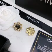 CHANEL 26S DOUBLE C LOGO PEARL HALO STUD EARRINGS IN BLACK ENAMEL & GOLD METAL 633332