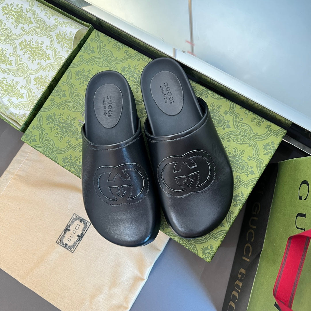 INTERLOCKING G MULE IN BLACK CALFSKIN