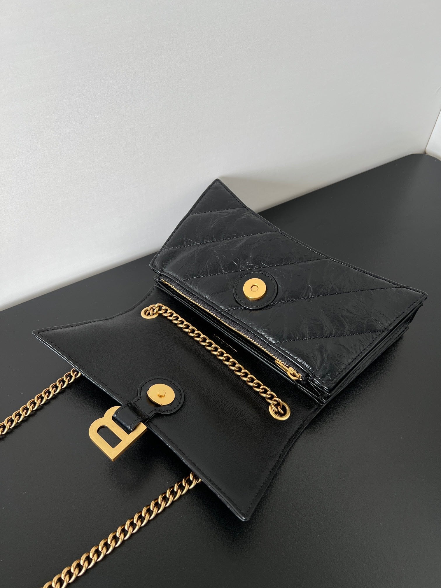 CRUSH CHAINED BAG 22 IN BLACK QUILTED CRUSHED CALFSKIN GOLD HARDWARE