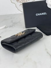 CC FLAP CARD HOLDER 11 BLACK GRAINED CALFSKIN GOLD ICON