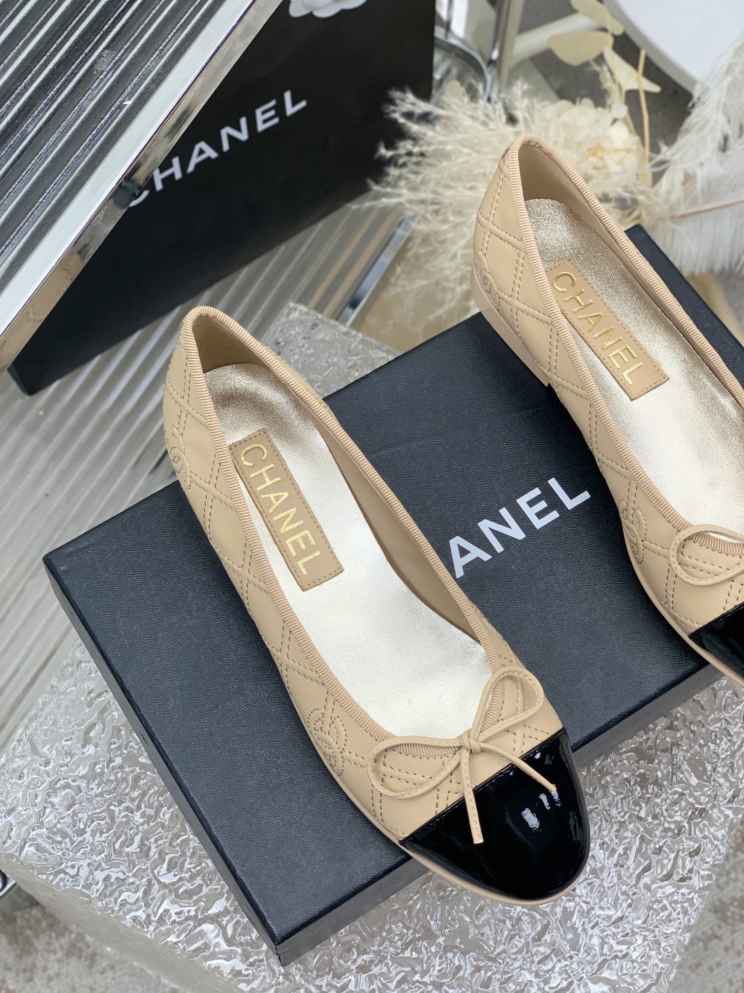 BALLET FLAT GLOSSY BLACK MIX BEIGE LAMBSKIN
