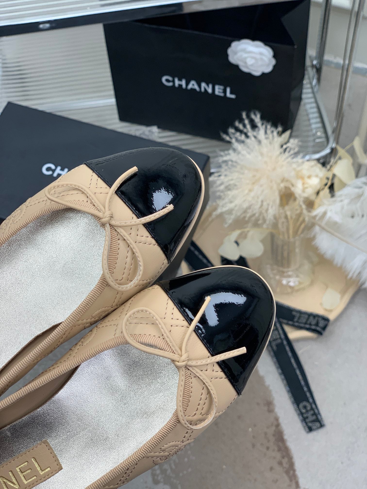 BALLET FLAT GLOSSY BLACK MIX BEIGE LAMBSKIN