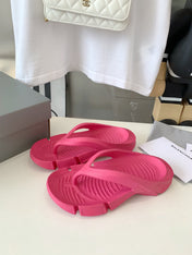 THONG SANDALS IN CABARET PINK RUBBER