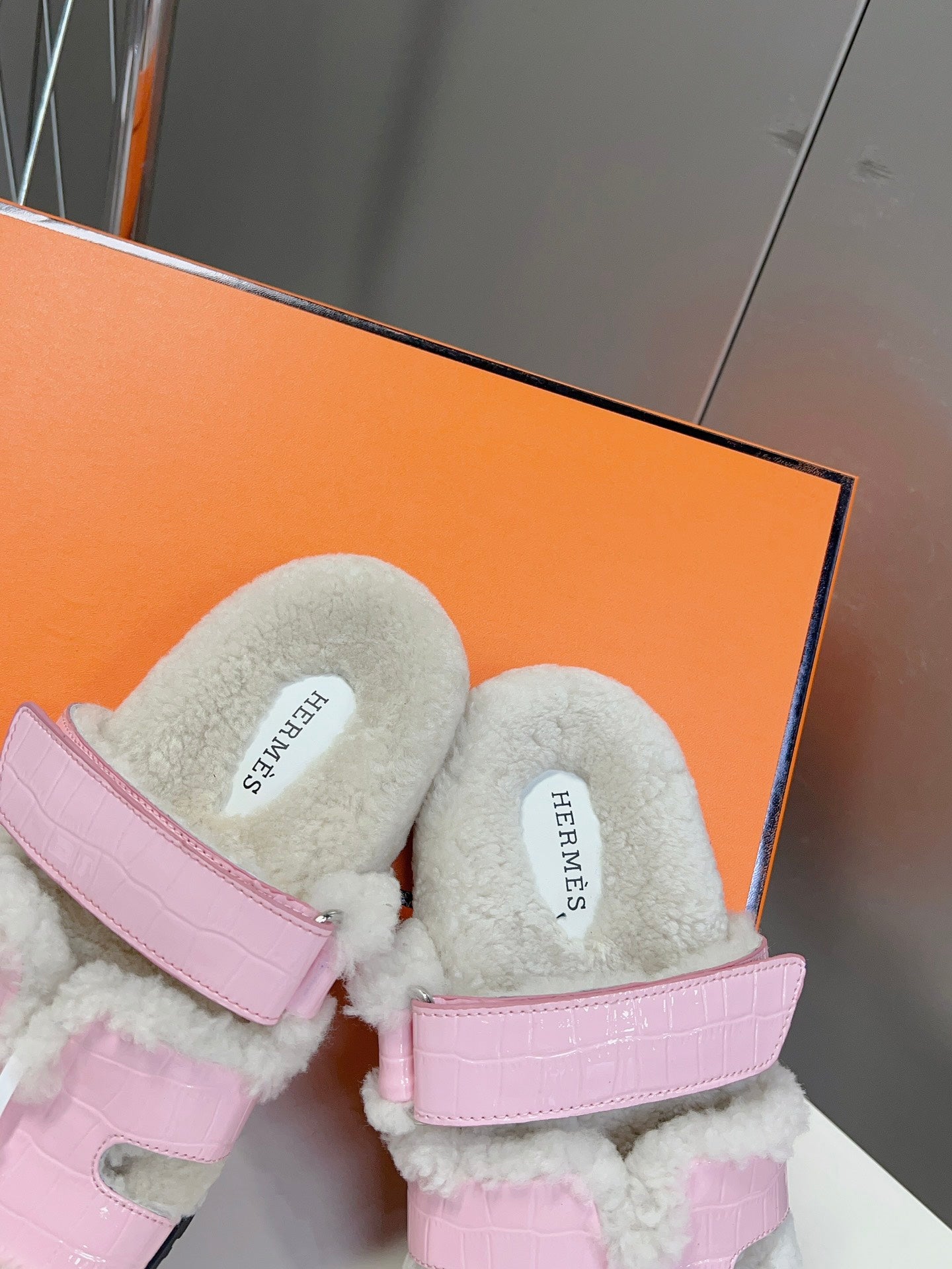 HM 26S SANDAL IN BEIGE WOOL AND LIGHT PINK CROCODILE PRINTED LEATHER