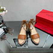 ROCKSTUD WEDGE 85 MM IN BRONZE BROWN CALFSKIN