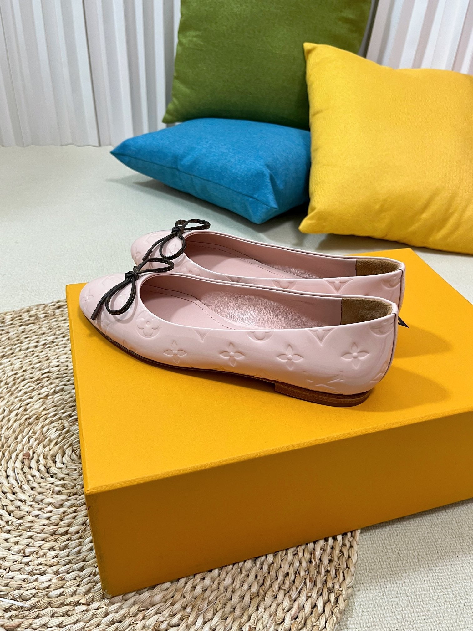 LV 26S BALLET FLATS IN LIGHT PINK PATENT CALFSKIN WITH BOW