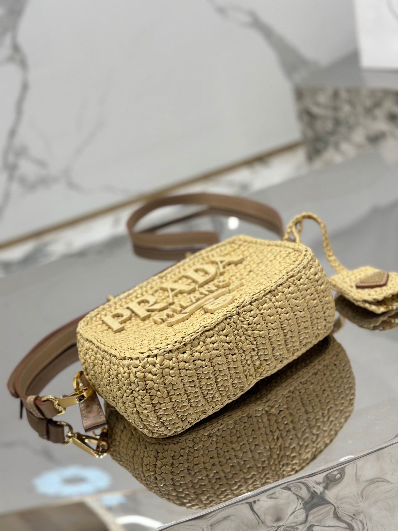 CAMERA BAG 20 IN BEIGE WOVEN RAFFIA