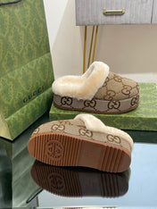 GG MOLLY MULE IN CAMEL BROWN MONOGRAM JACQUARD FABRIC AND SHEARLING LINING