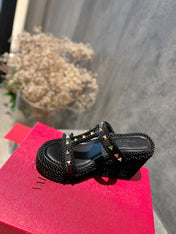 ROCKSTUD LAMINATED NAPPA WEDGE SANDAL 100 MM BLACK