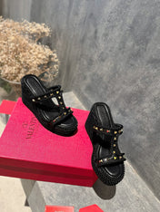 ROCKSTUD LAMINATED NAPPA WEDGE SANDAL 100 MM BLACK