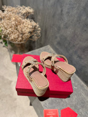 ROCKSTUD LAMINATED NAPPA WEDGE SANDAL 100 MM ROSE BROWN