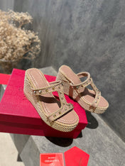 ROCKSTUD LAMINATED NAPPA WEDGE SANDAL 100 MM ROSE BROWN