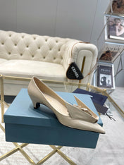 MEDIUM HEEL PUMPS IN BEIGE PATENT CALFSKIN ATTACHED CREATIVE FLOWERS