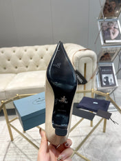 MEDIUM HEEL PUMPS IN BEIGE PATENT CALFSKIN ATTACHED CREATIVE FLOWERS