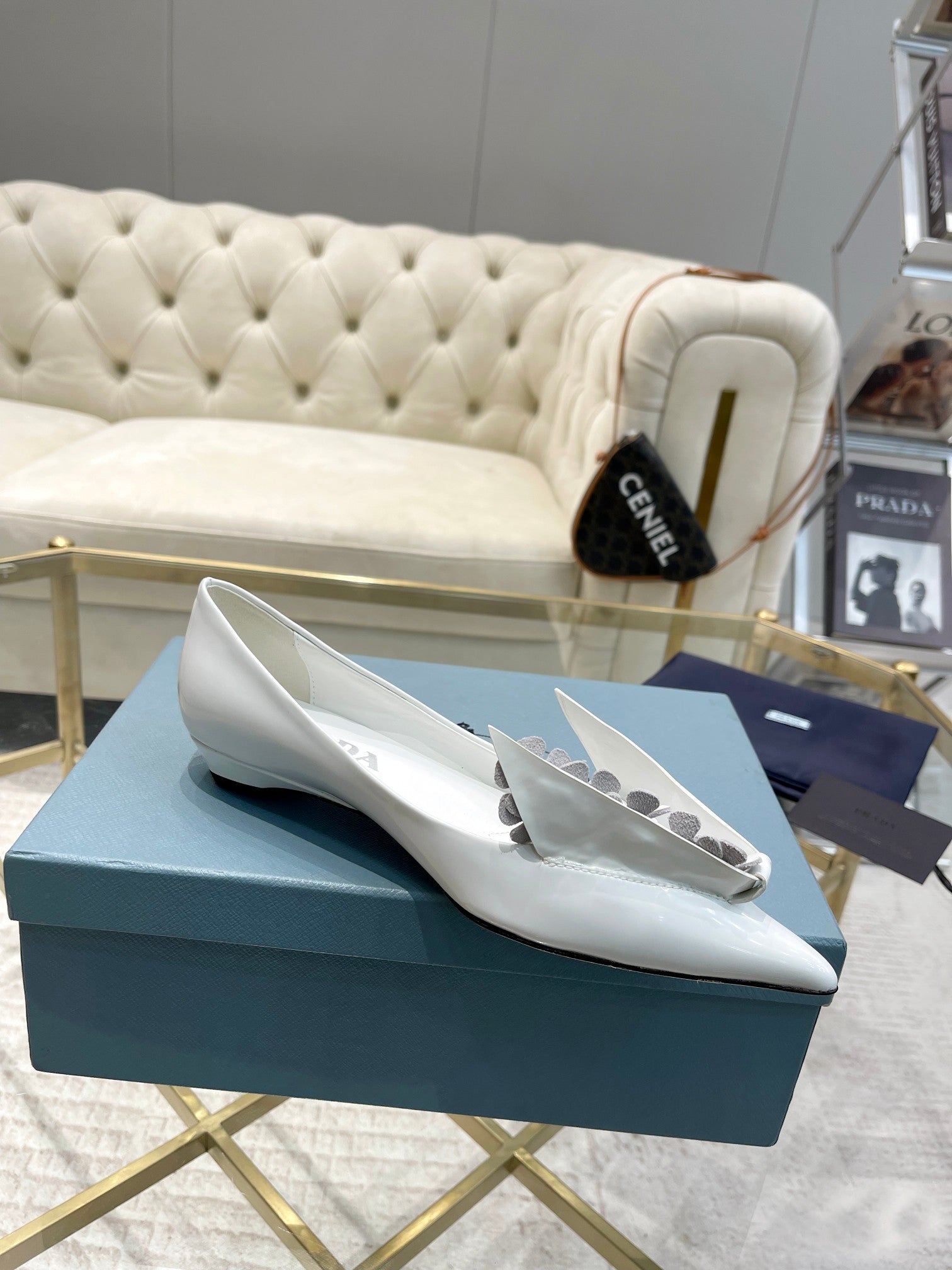 BALLET FLATS ATTACHED CREATIVE FLOWERS IN WHITE PATENT CALFSKIN