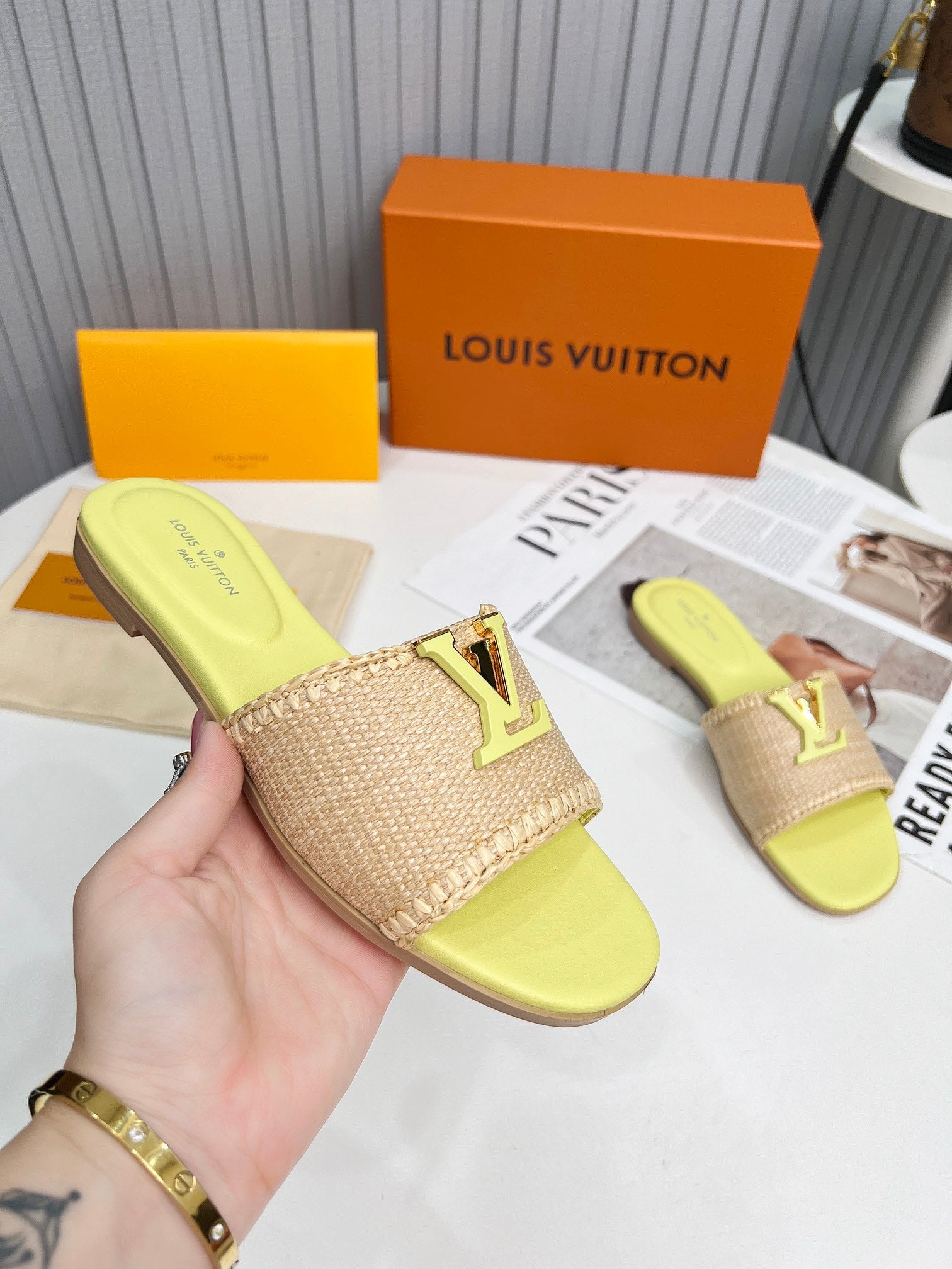 LV 26S FLAT SLIDES IN LIGHT YELLOW CALFSKIN AND BEIGE RAFFIA