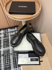 CC MOCCASINS IN BLACK CALFSKIN