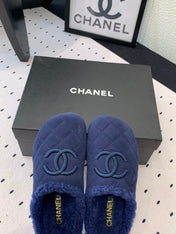 FLAT MULE IN NAVY BLUE SUEDE AND LAMB FUR LINING