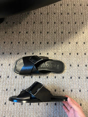 PETAL BELT FLAT SANDAL IN BLACK CALFSKIN