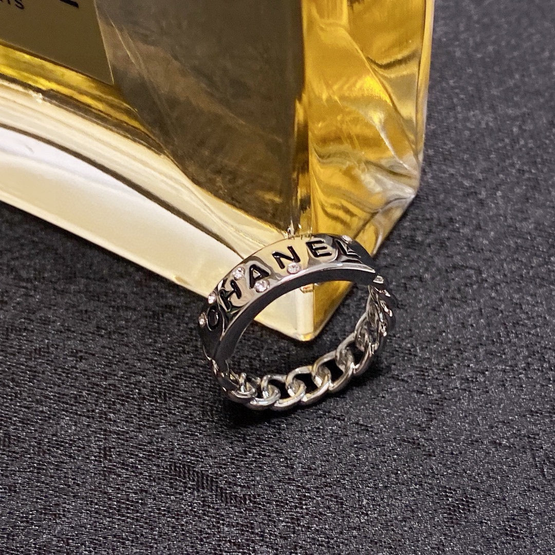 CC  RING LETTER DOUBLE C IN SILVER DIAMOND BLACK EMBOSSED LOGO