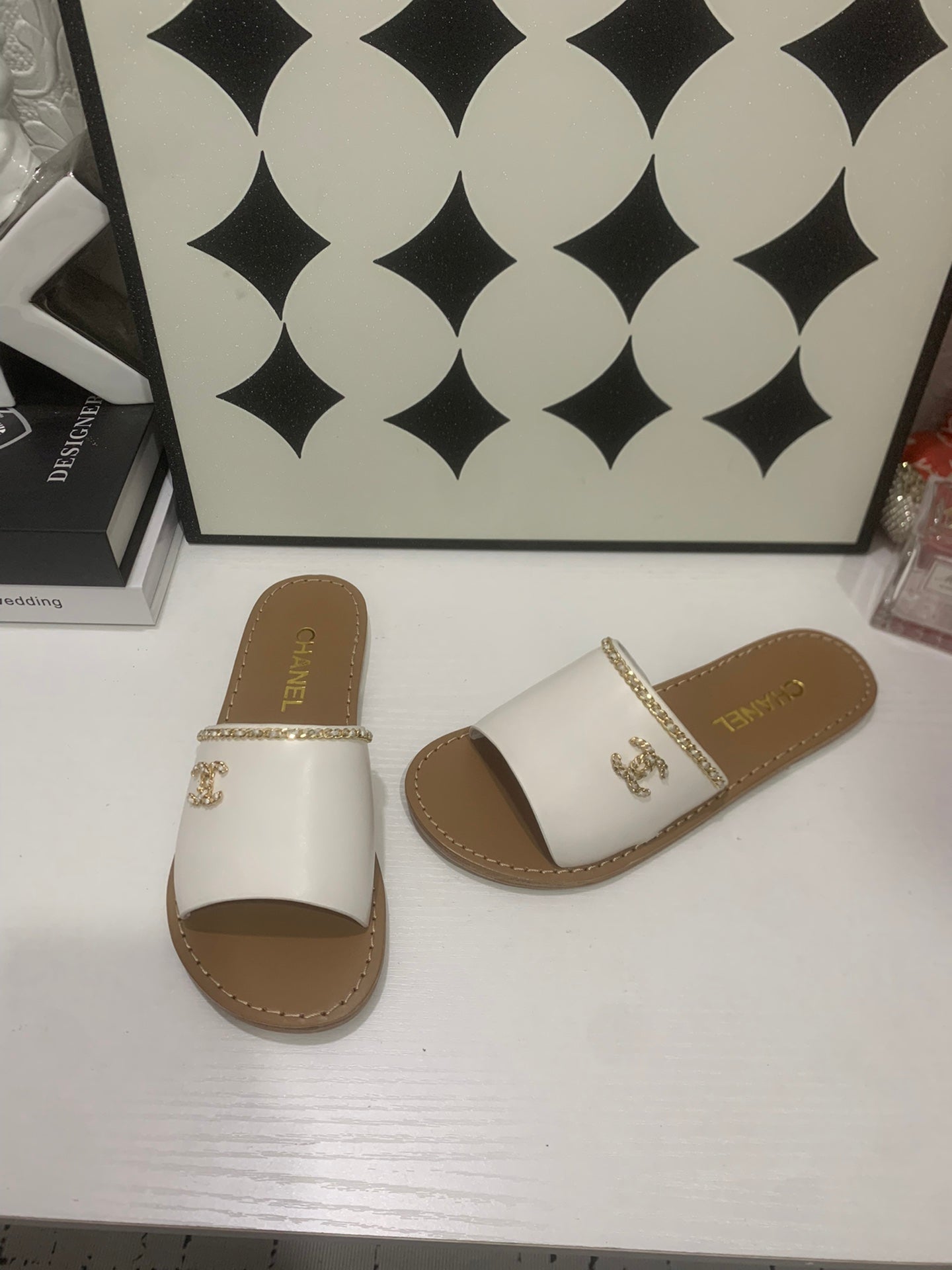CHANEL 26S SANDALS IN WHITE CALFSKIN GOLD-TONE CHAIN DETAIL