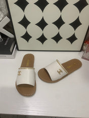 CHANEL 26S SANDALS IN WHITE CALFSKIN GOLD-TONE CHAIN DETAIL