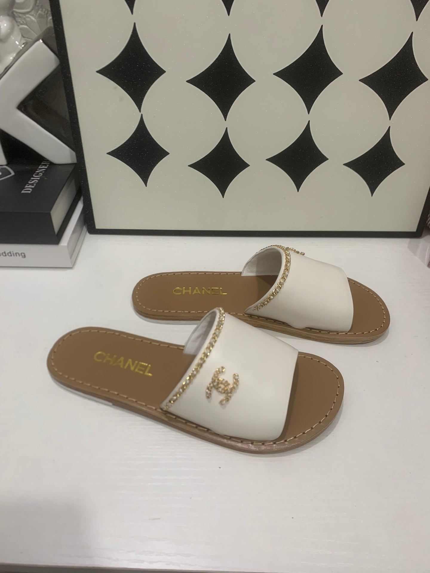 CHANEL 26S SANDALS IN WHITE CALFSKIN GOLD-TONE CHAIN DETAIL