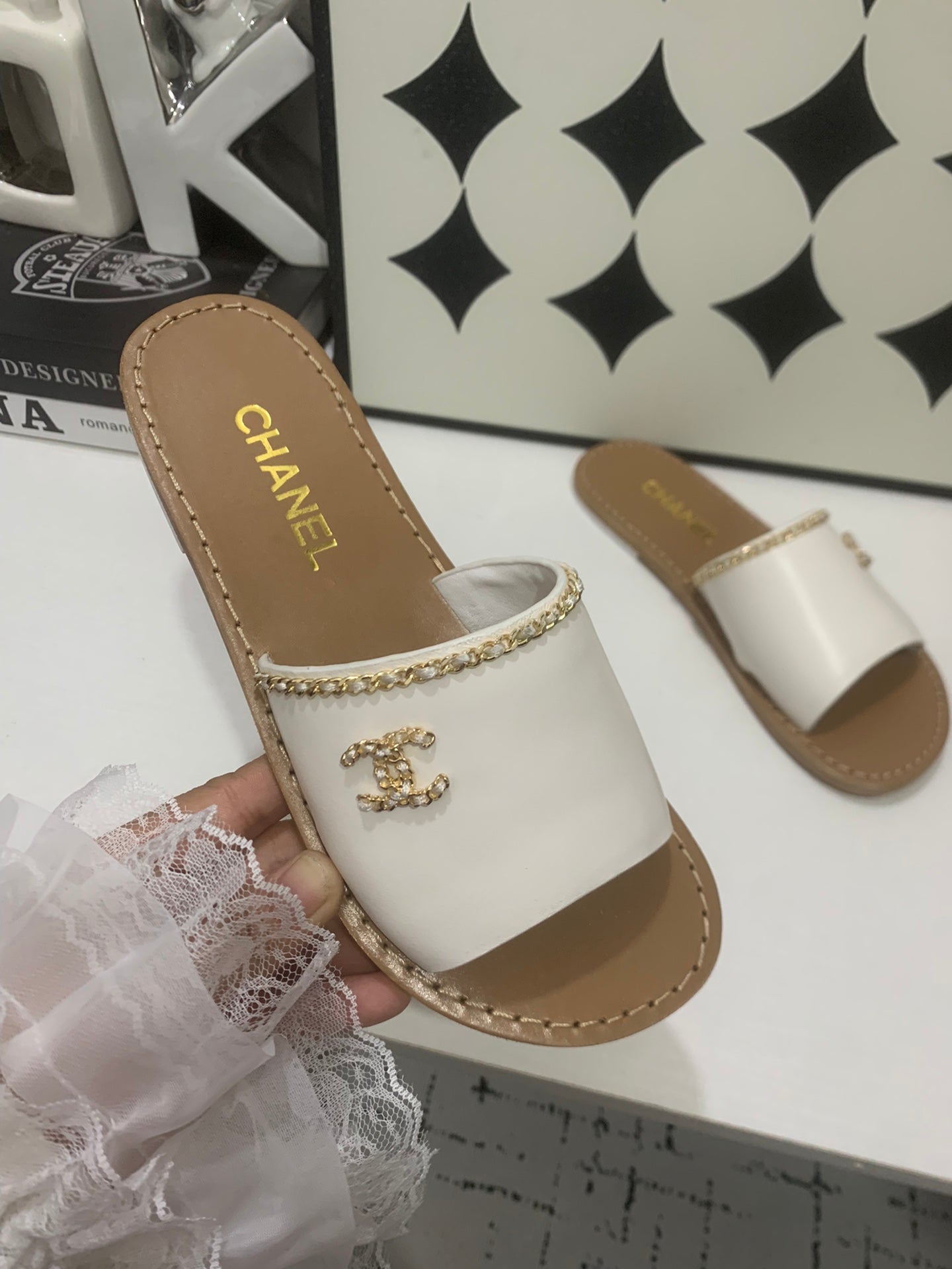 CHANEL 26S SANDALS IN WHITE CALFSKIN GOLD-TONE CHAIN DETAIL