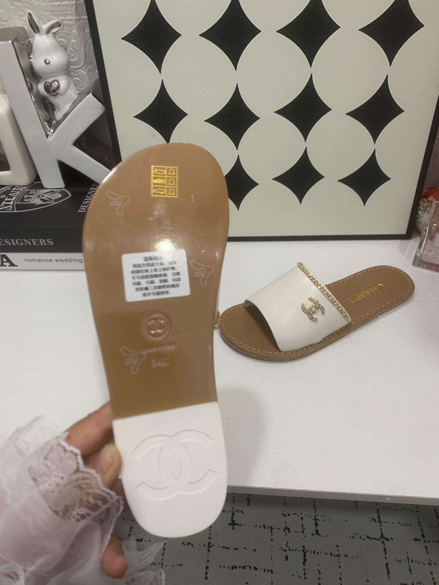 CHANEL 26S SANDALS IN WHITE CALFSKIN GOLD-TONE CHAIN DETAIL