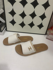 CHANEL 26S SANDALS IN WHITE CALFSKIN GOLD-TONE CHAIN DETAIL