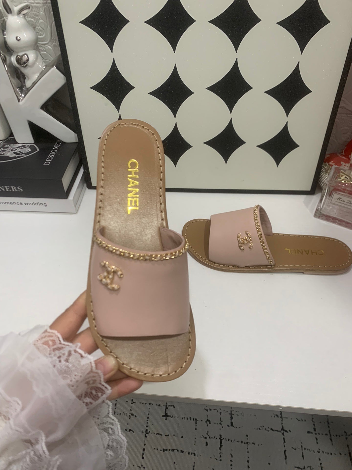 CHANEL 26S SANDALS IN TAUPE PINK CALFSKIN GOLD-TONE CHAIN DETAIL
