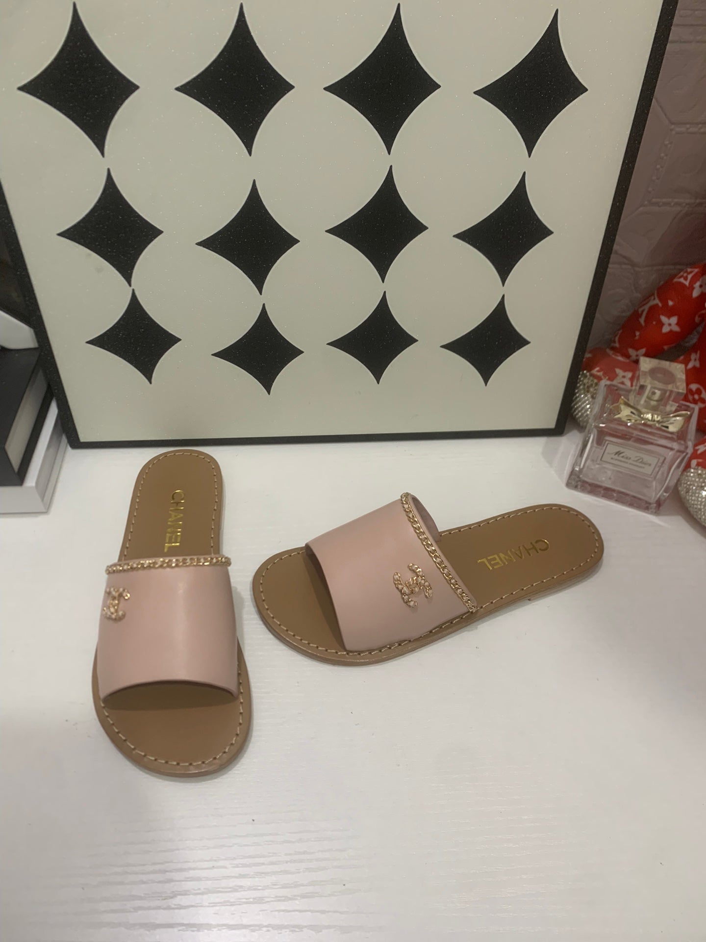 CHANEL 26S SANDALS IN TAUPE PINK CALFSKIN GOLD-TONE CHAIN DETAIL