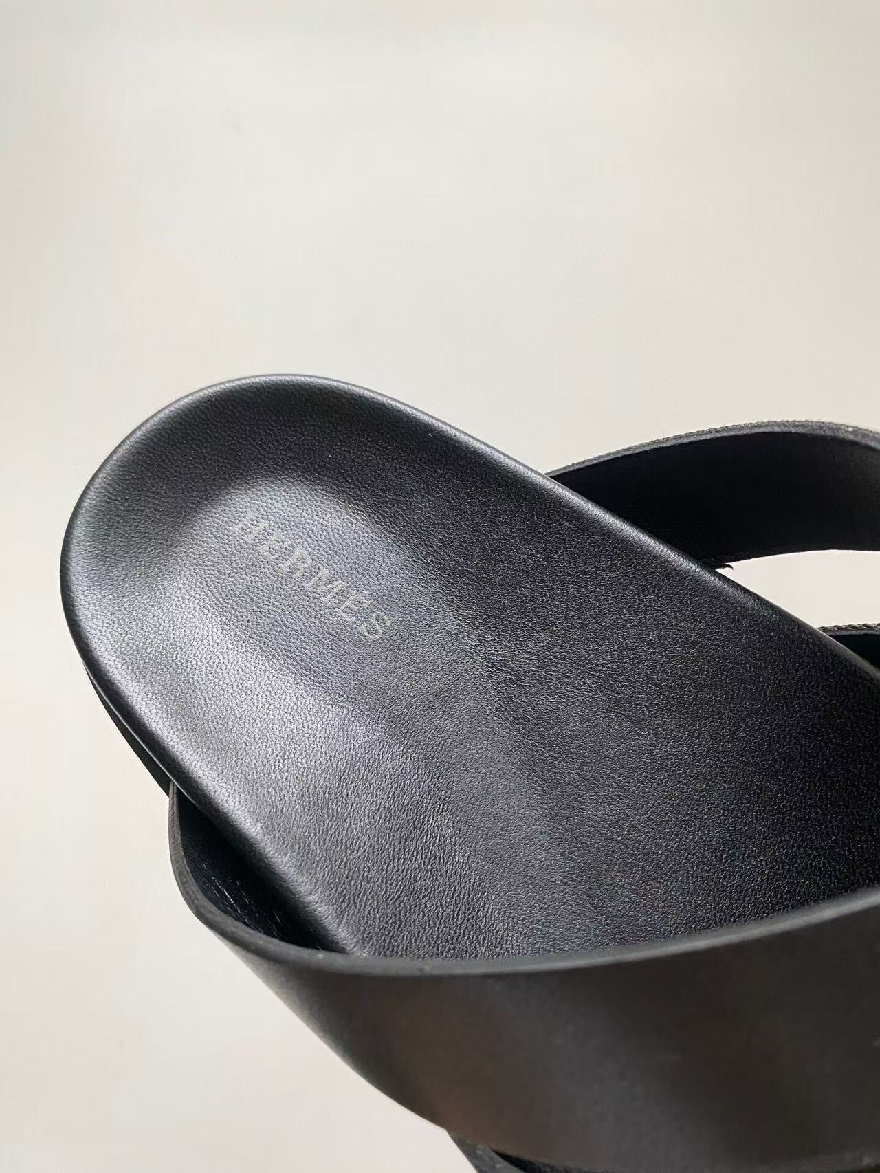 HM SLIDES IN BLACK AND DARK GREEN FABRIC