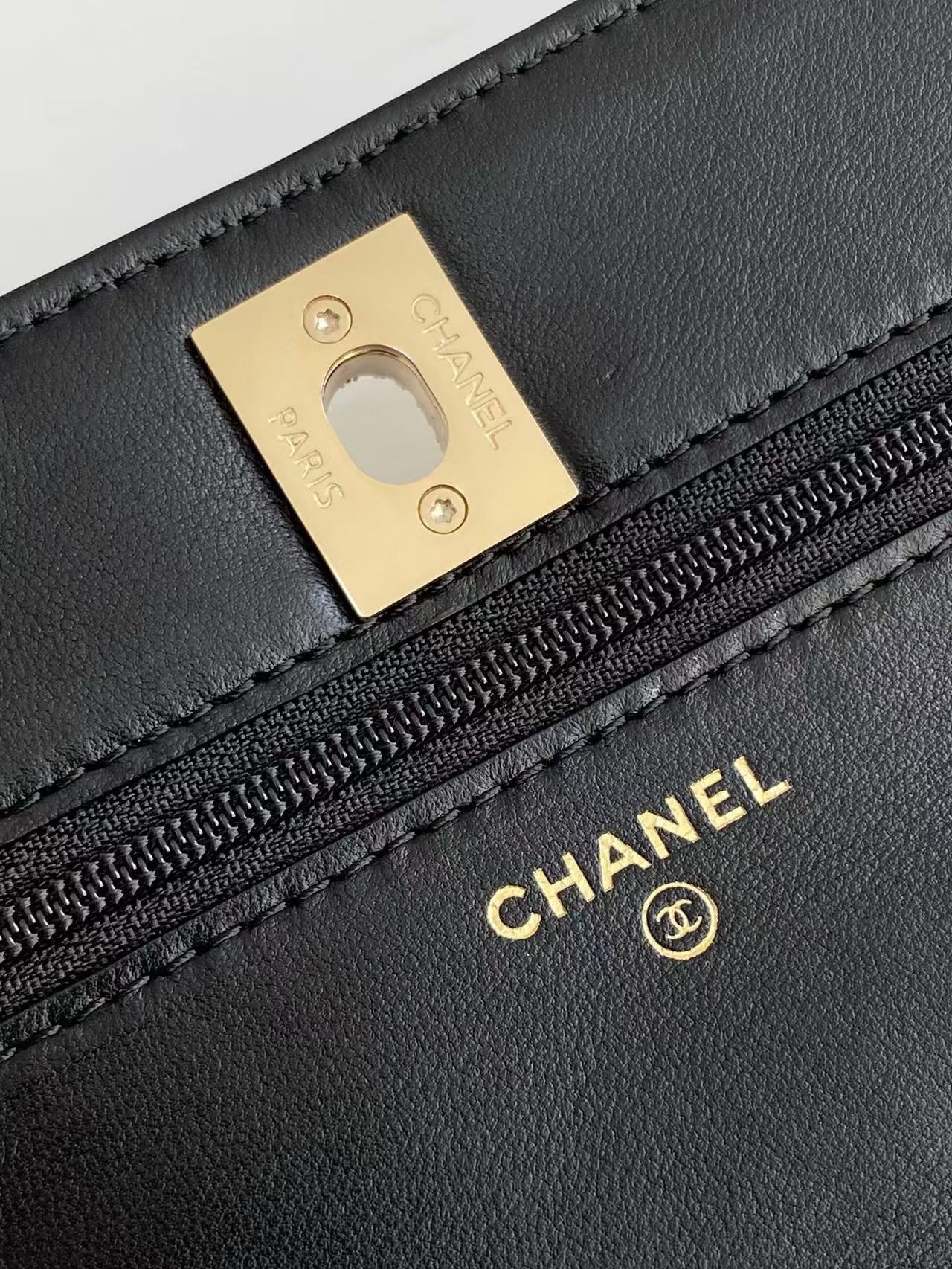CC FLAP BAG 19 IN BLACK CALFSKIN GOLD HARDWARE