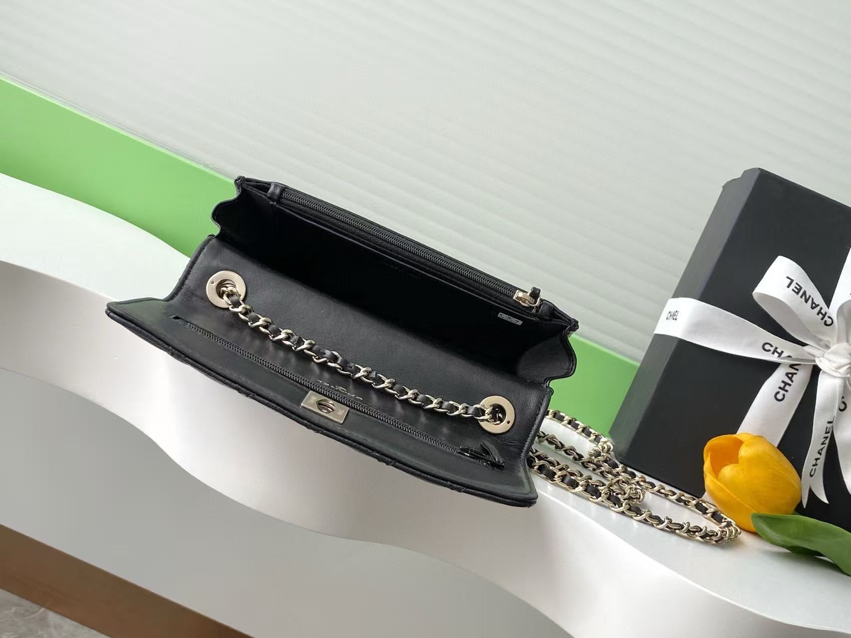 CC FLAP BAG 19 IN BLACK CALFSKIN GOLD HARDWARE