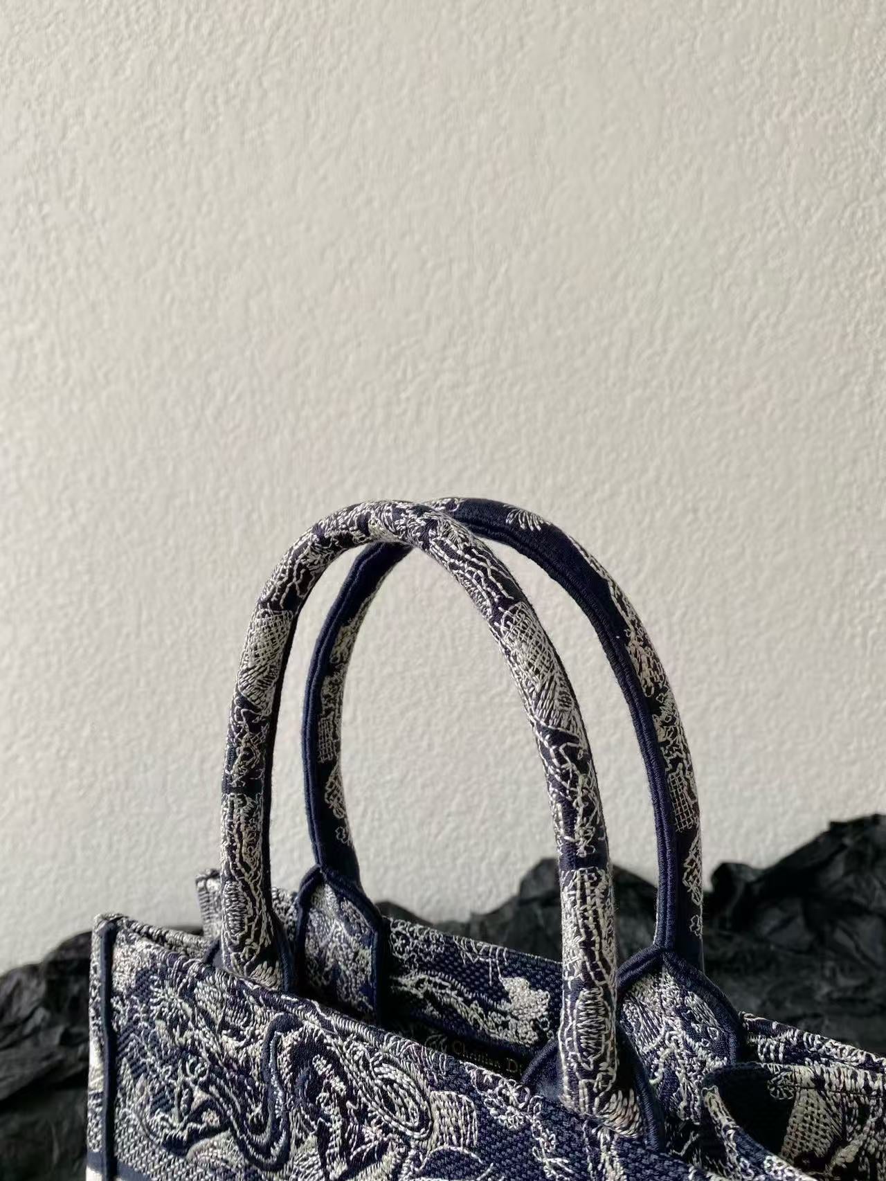 MISS SMALL TOTE 26 IN NAVY BLUE AND WHITE CANVAS