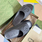 GG EMBOSSED LOGO SLIDE SANDAL IN BLACK RUBBER