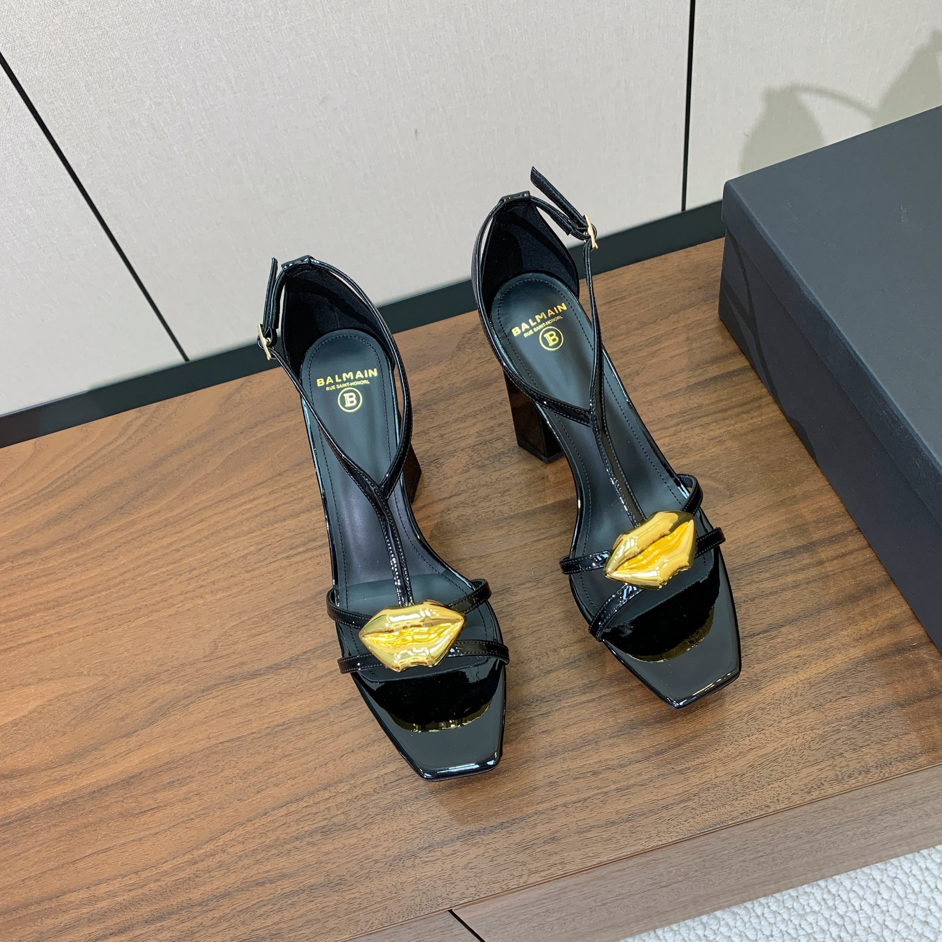 BALMAIN 26S LIP-EMBELLISHED HEELS 105 MM IN BLACK CALFSKIN WITH GOLD HARDWARE