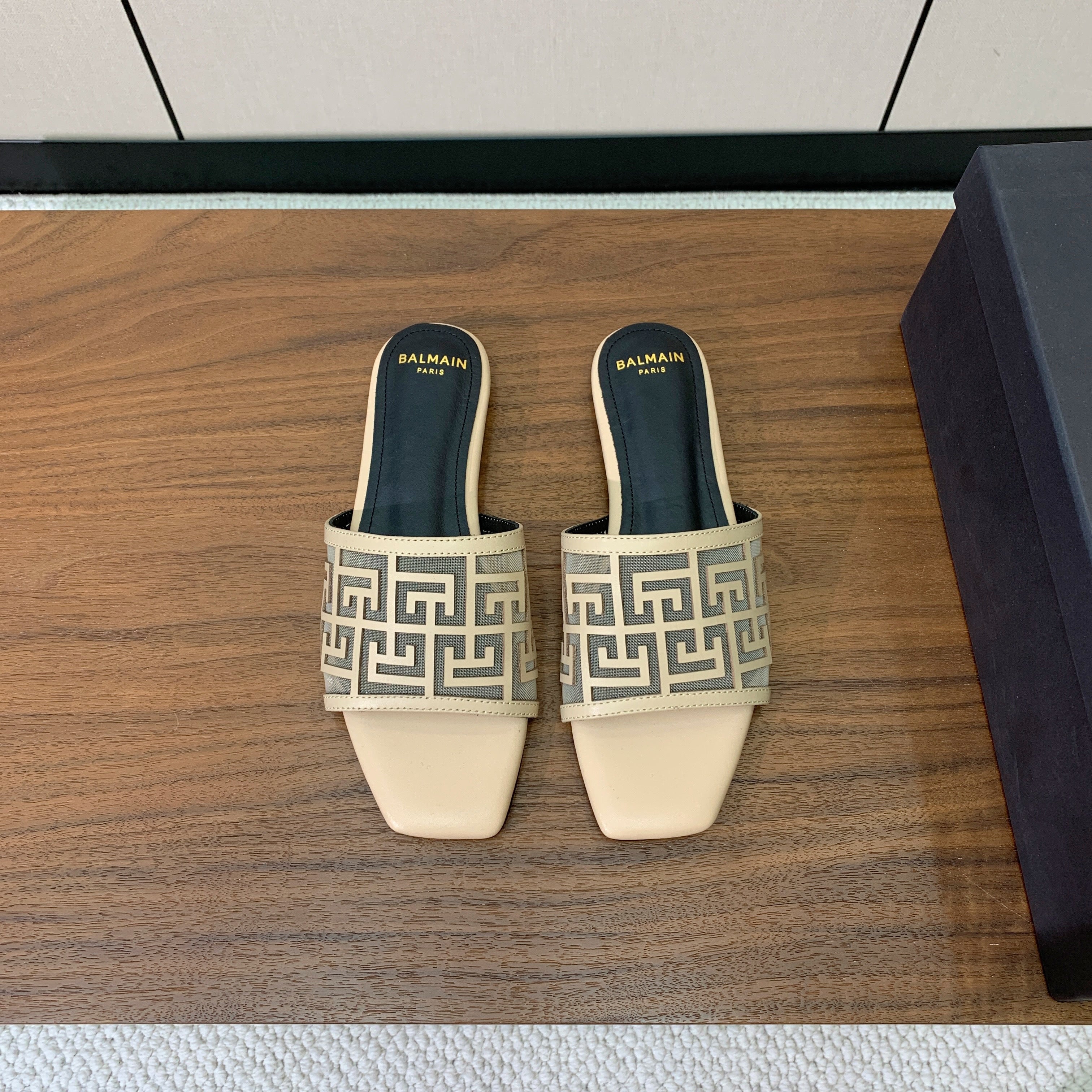BALMAIN 26S FLAT SANDALS IN BEIGE CALFSKIN AND MESH