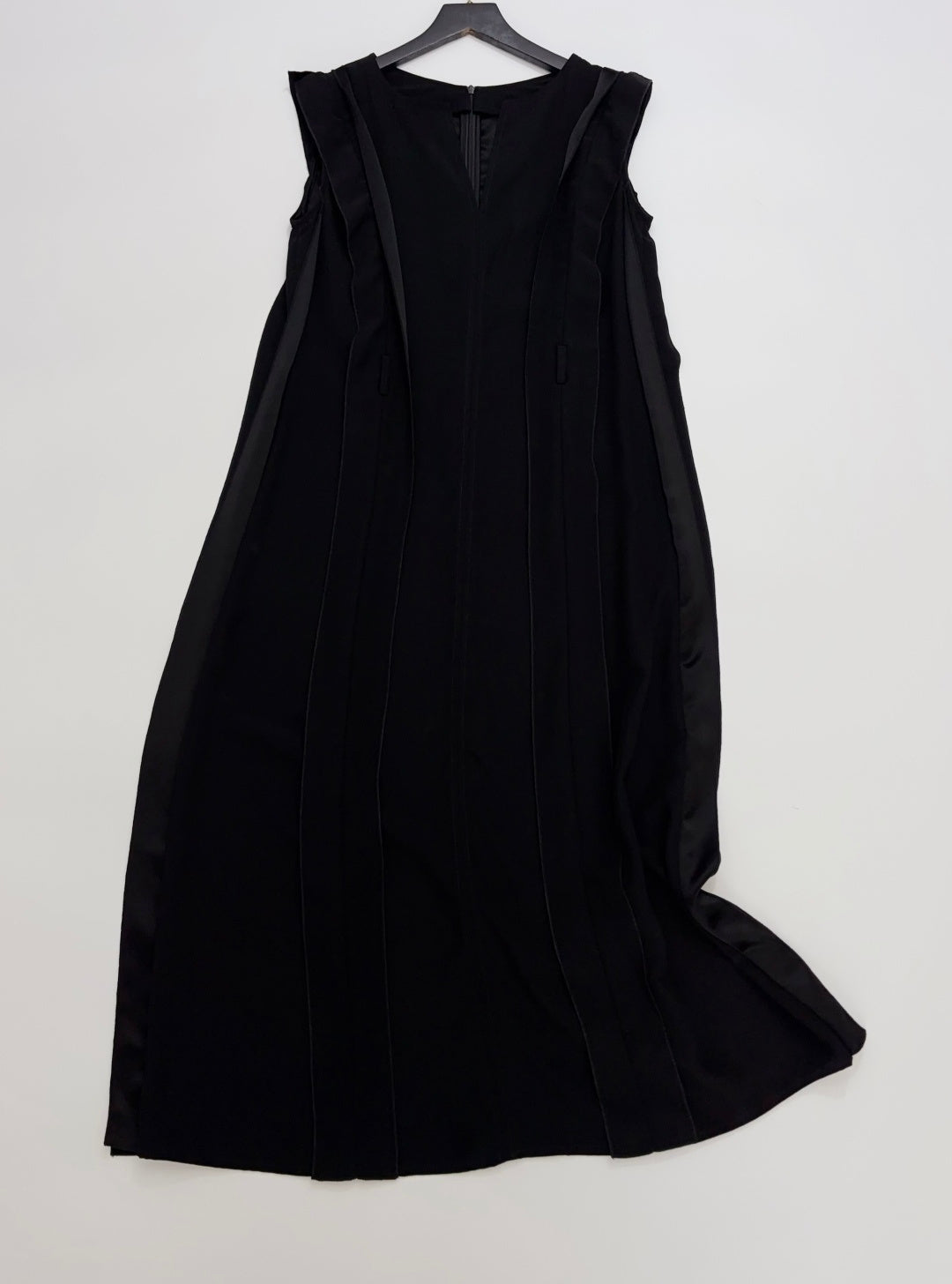 MAXMARA 26S SLEEVELESS V-NECK DRESS 279