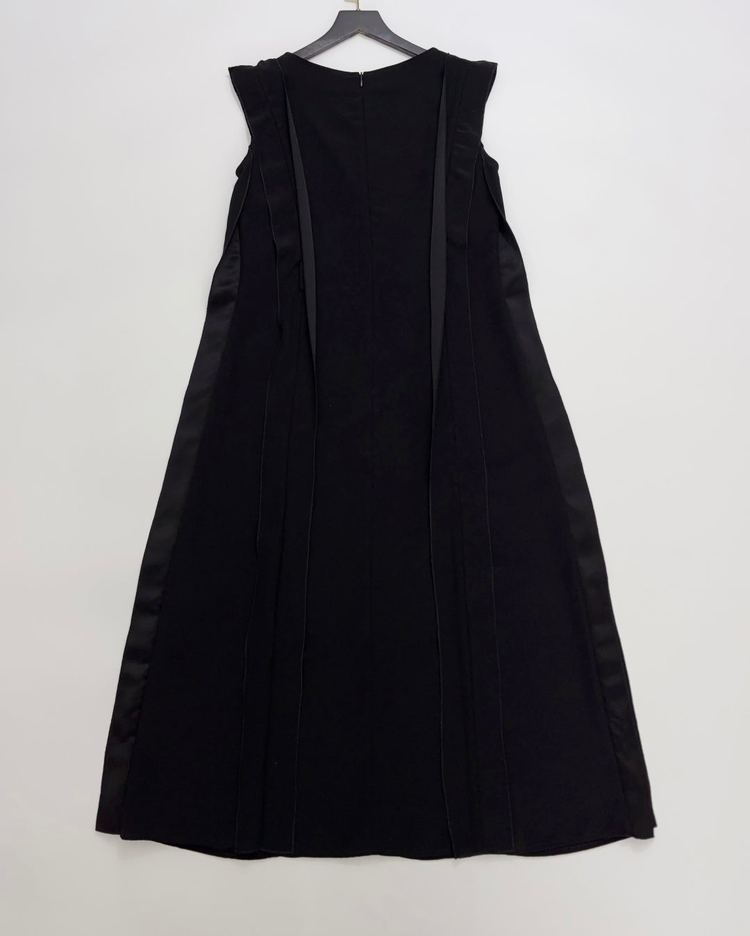 MAXMARA 26S SLEEVELESS V-NECK DRESS 279