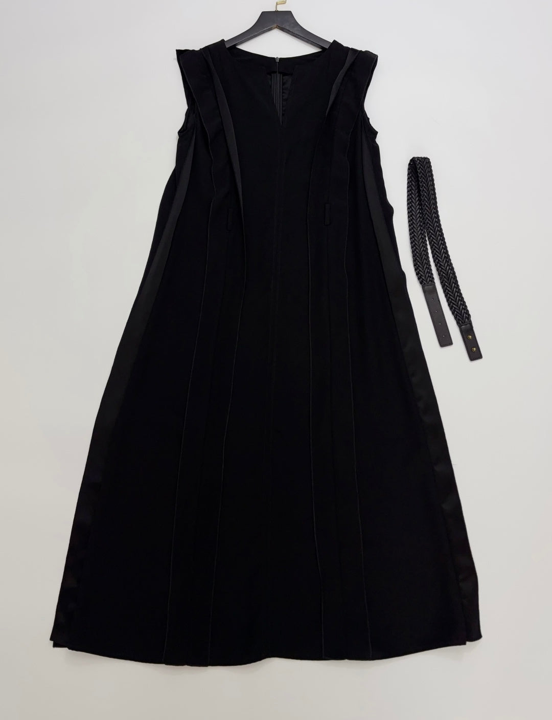 MAXMARA 26S SLEEVELESS V-NECK DRESS 279