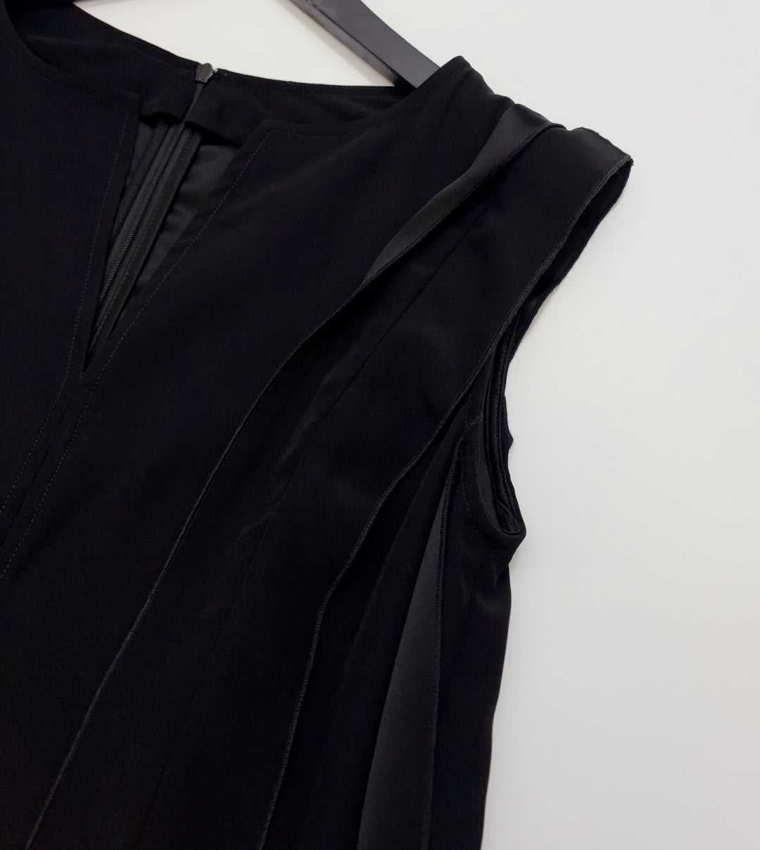 MAXMARA 26S SLEEVELESS V-NECK DRESS 279