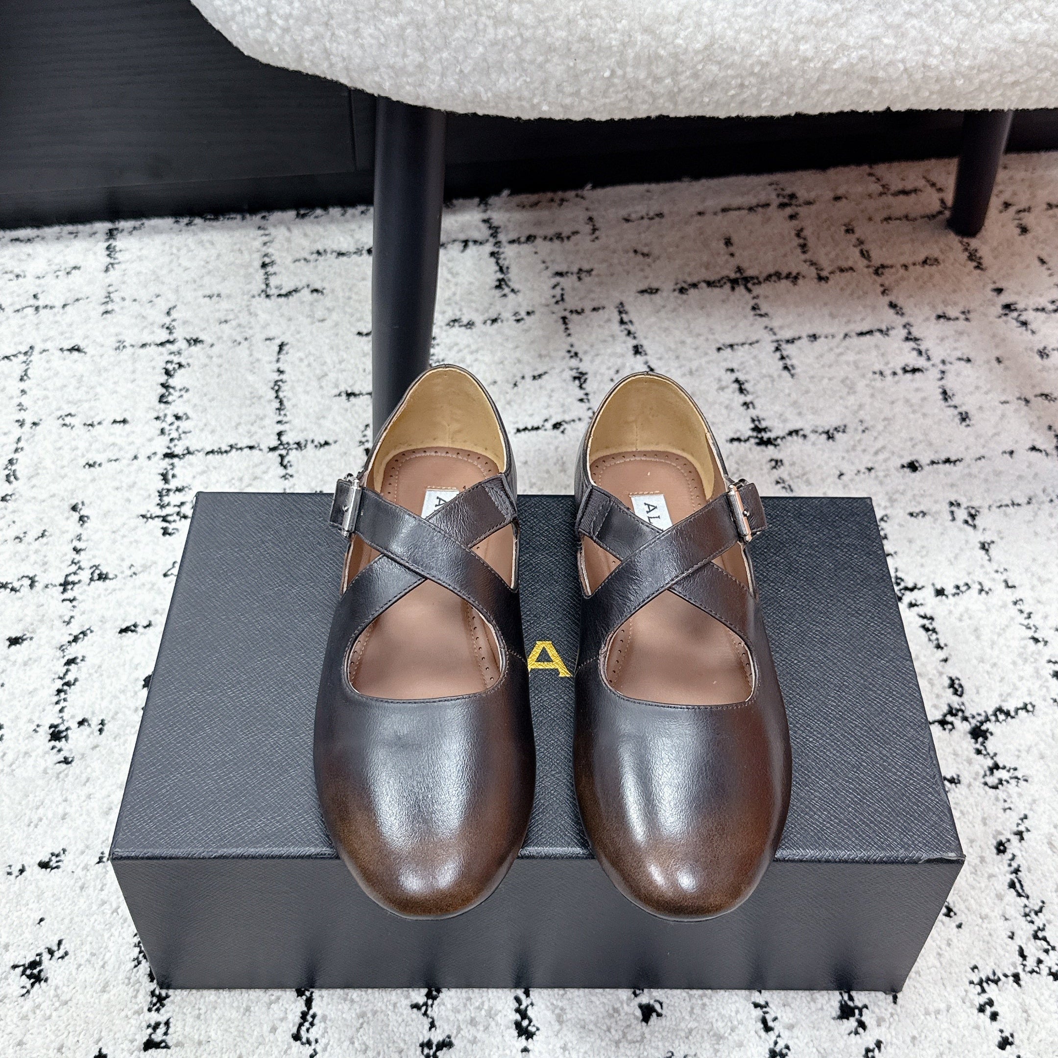 ALAIA 26S CROSS-STRAP BALLET FLATS IN DARK BROWN LAMBSKIN