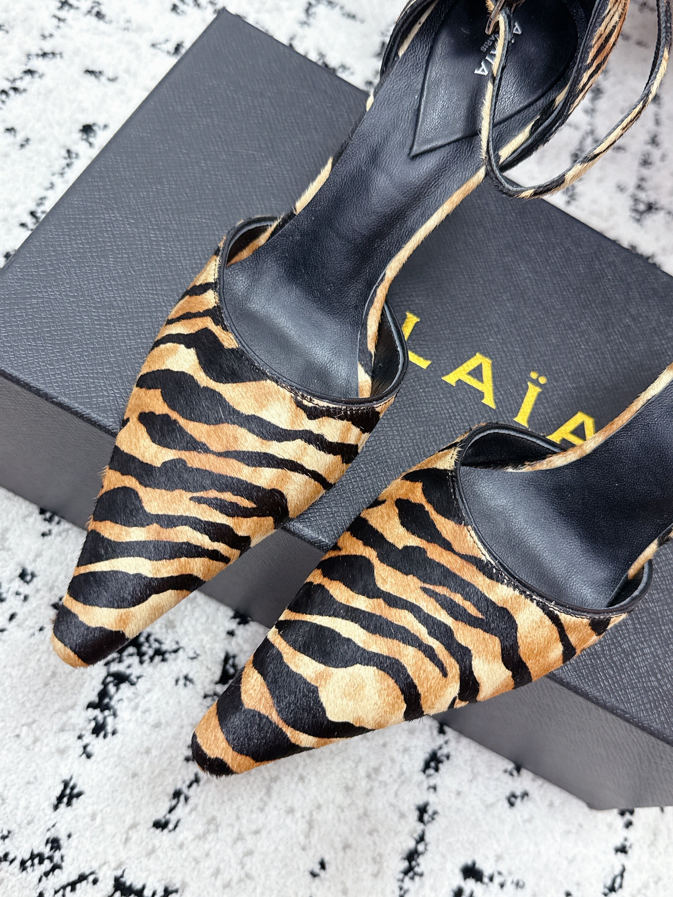 ALAIA 26S POINTED-TOE HEELS 90 MM IN TIGER PRINT PONY HAIR