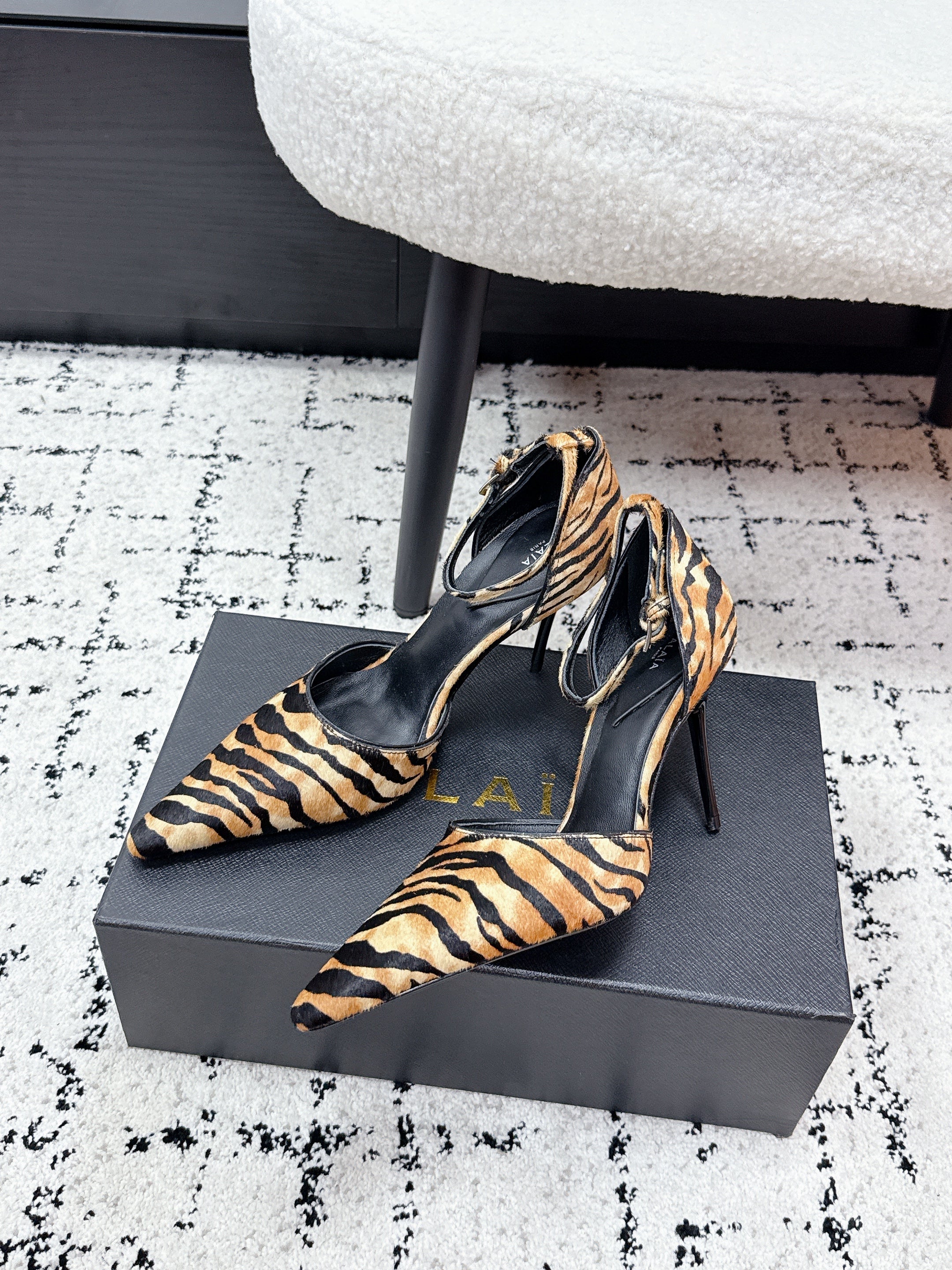 ALAIA 26S POINTED-TOE HEELS 90 MM IN TIGER PRINT PONY HAIR
