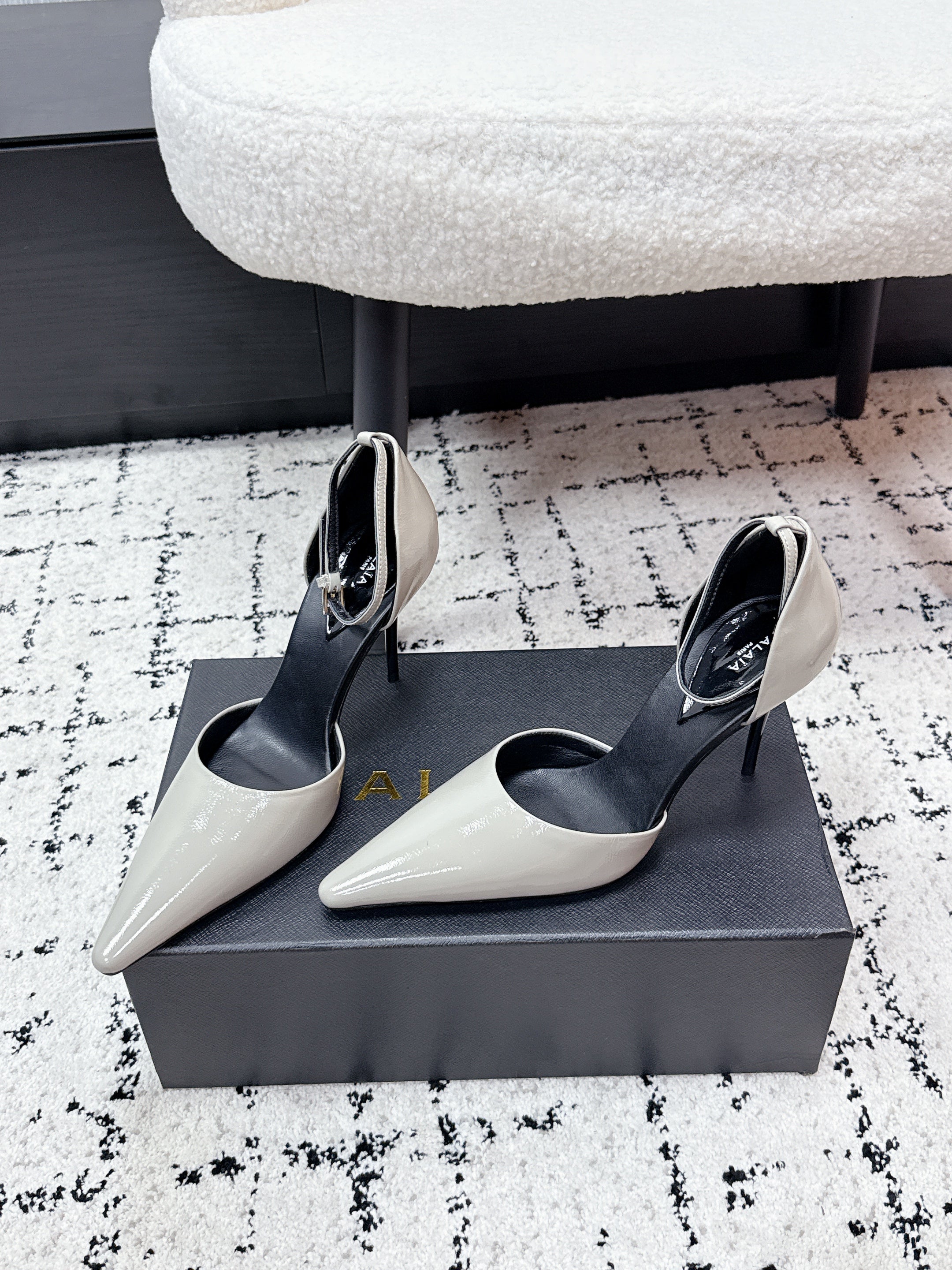 ALAIA 26S POINTED-TOE HEELS 90 MM IN LIGHT GREY PATENT CALFSKIN
