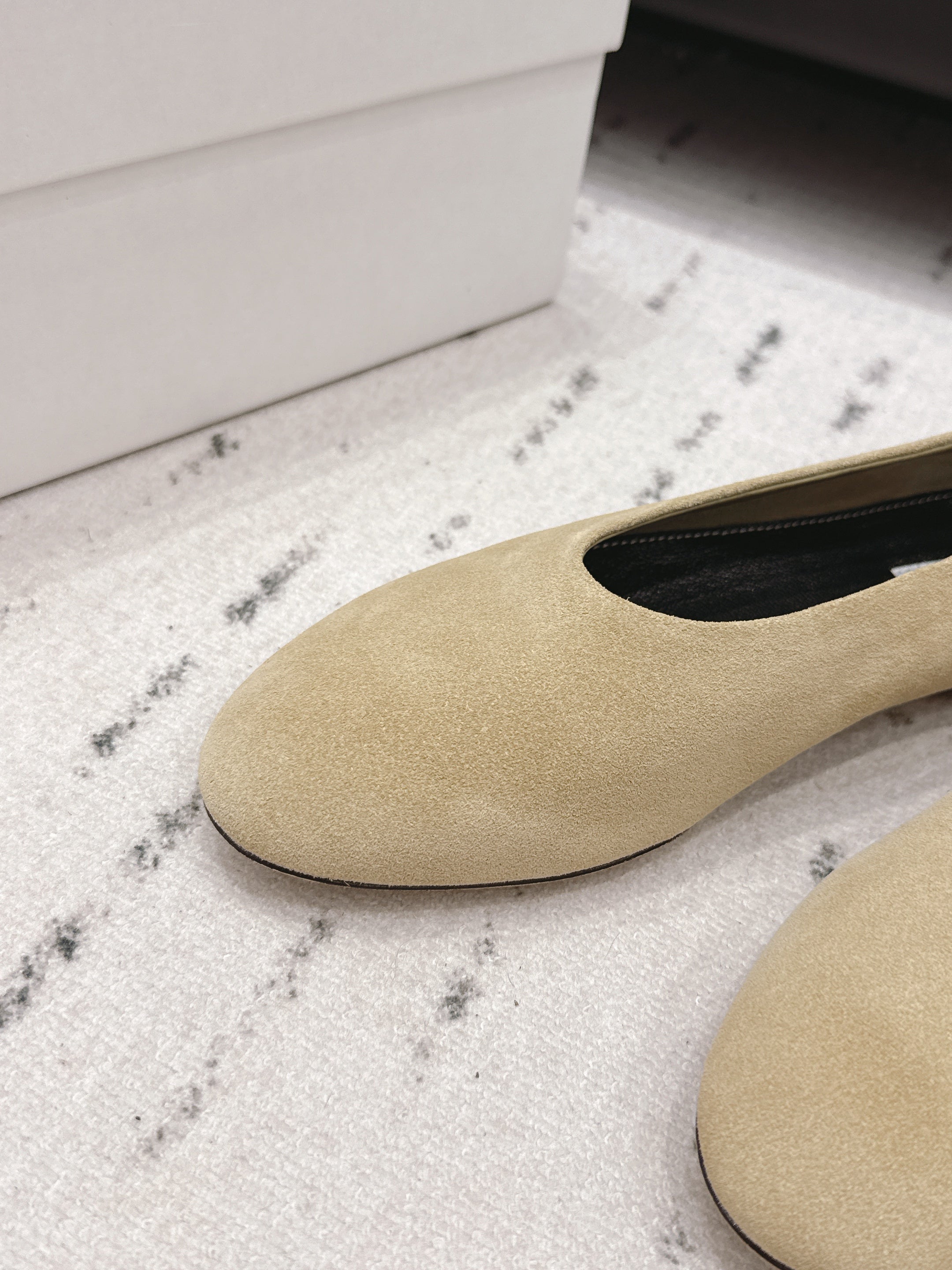 THE ROW 26S BALLET FLATS IN BEIGE SUEDE