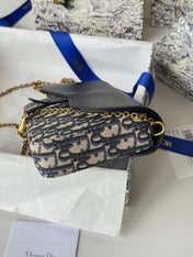 DIOR 25S MEDIUM SADDLE POUCH WITH CHAIN 21 IN BLUE BLACK DIOR OBLIQUE JACQUARD CANVAS AND CALFSKIN